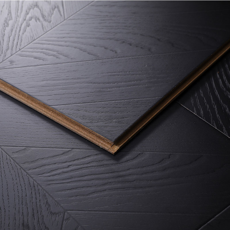 Musta tammilaminaattilattia